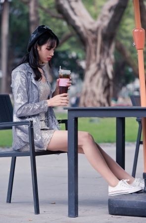 zz47丝足系列-在沙面公园搭讪的肉丝甜美小姐姐九月