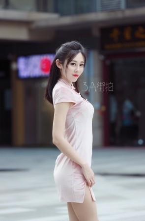 zz95 极品粉色旗袍肉丝美腿美眉