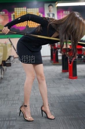 zz130台球美女玉足太美了