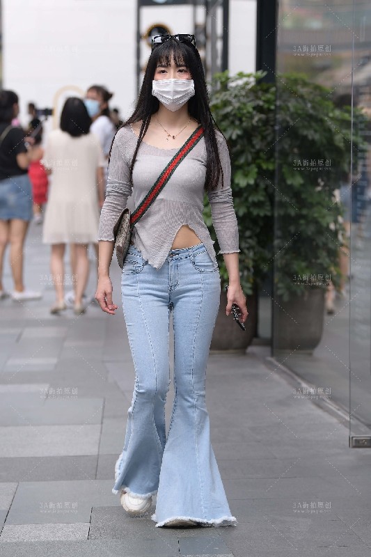 jx1882街拍喇叭牛仔小姐姐