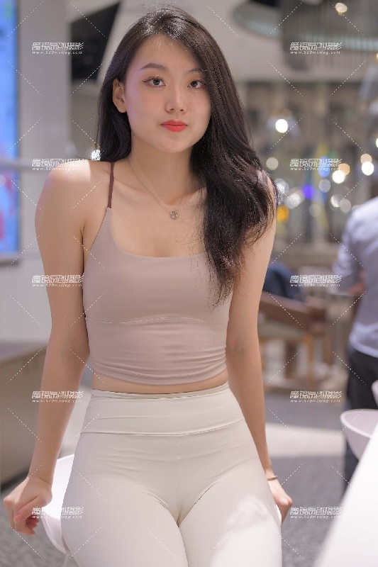 yy803[一始专区] 白色紧身裤美女